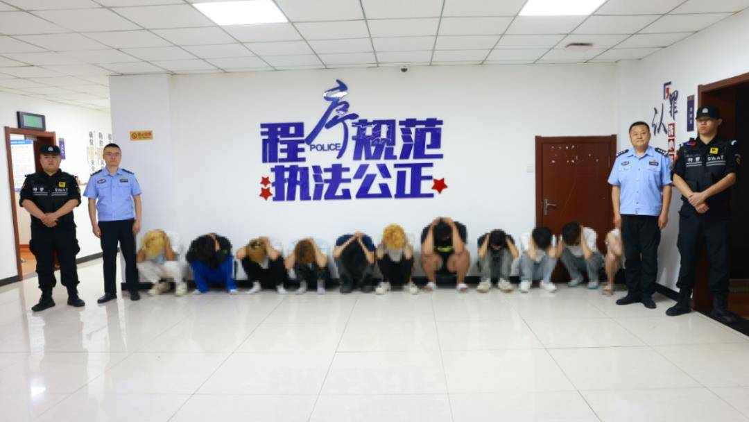 法林明高RJ足球_男子被追打躲进朋友宝马车法林明高RJ足球，人车遭打砸群殴，警方：已抓获23人，两伤者无生命危险