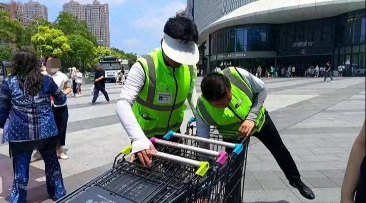 皇冠信用网会员开户申请_胖东来回应给员工配备空调服：因室外气温较高皇冠信用网会员开户申请，专为外勤人员发放