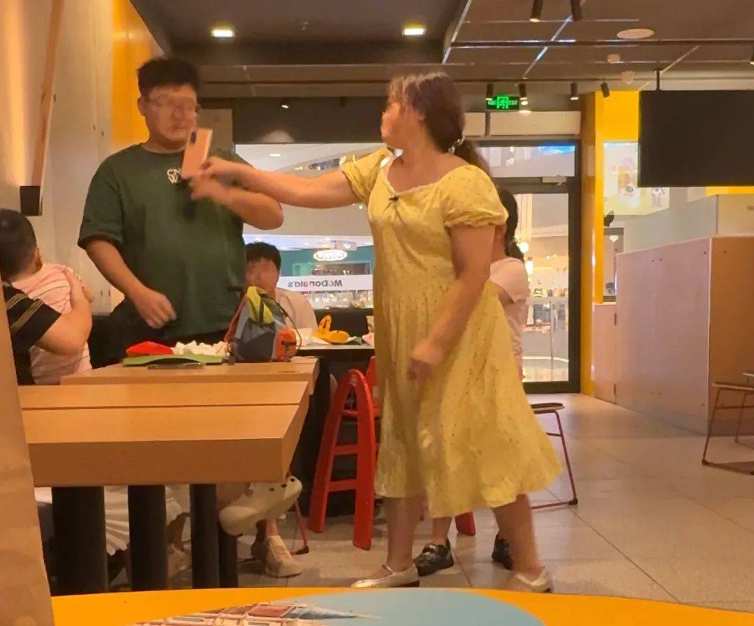 皇冠体育App下载
_女子在麦当劳殴打辱骂他人皇冠体育App下载
,叫嚣:“我认识大把警察”,打伤工作人员赔偿后又反悔投诉