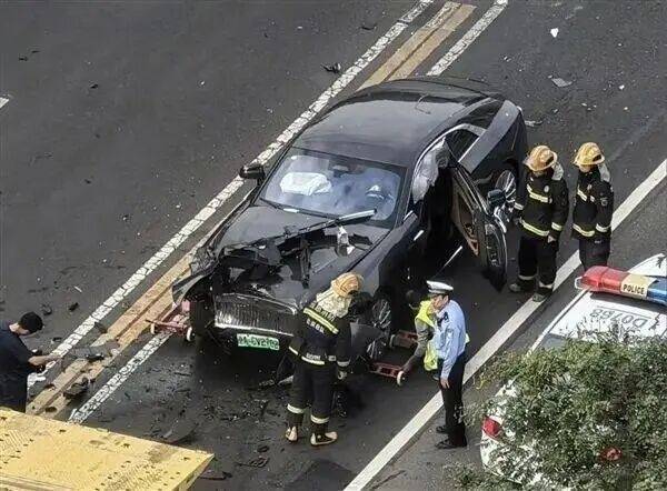皇冠代理登录地址_陈震谈劳斯莱斯车祸后续:对方为网约车皇冠代理登录地址,已联系到伤者家属,会全力支付应该负担的赔偿