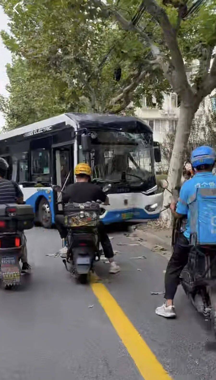 皇冠信用網去哪里弄_上海警方：叶某（男皇冠信用網去哪里弄，57岁）寻衅滋事，已被拘！