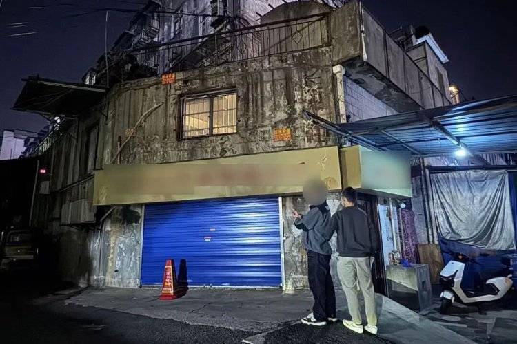 丹麦超级联赛_金项链里发现大量不明金属丹麦超级联赛，多家金店中招，警方：2人在黄金中掺铼