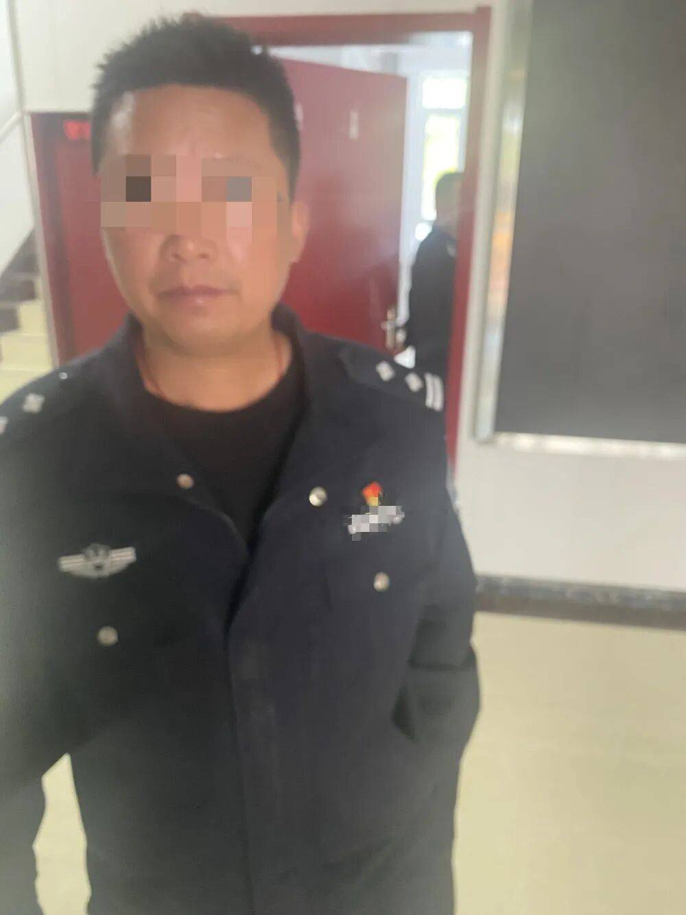 皇冠信用网代理注册_母亲派出所里遭民警责骂皇冠信用网代理注册，男子插话后被拖进女厕群殴：涉案民警获刑8个月，两名辅警缓刑