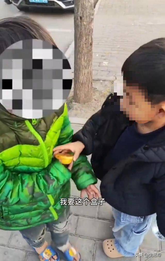 皇冠信用开户
_西安7岁女孩寒风中穿凉鞋路边捡吃的皇冠信用开户
,父亲称妻子离世家境窘迫,民政局:已妥善安排