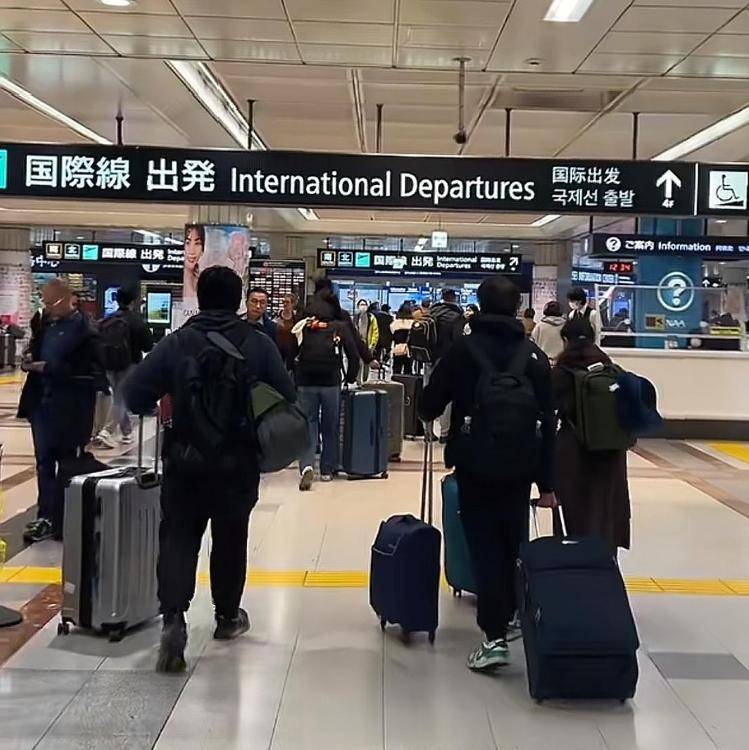 皇冠信用網在哪里开通
_日本机场挤满了回国的人:有中国游客提前结束行程回国皇冠信用網在哪里开通
,整趟航班满座,还有人称已辞工返华