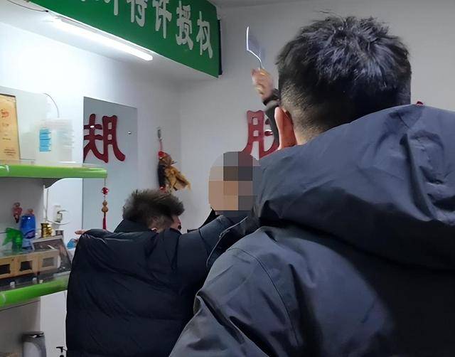 皇冠信用网代理注册_打假博主被店主用30cm砍刀追砍皇冠信用网代理注册，警方：行政拘留五日；博主：将申请行政复议