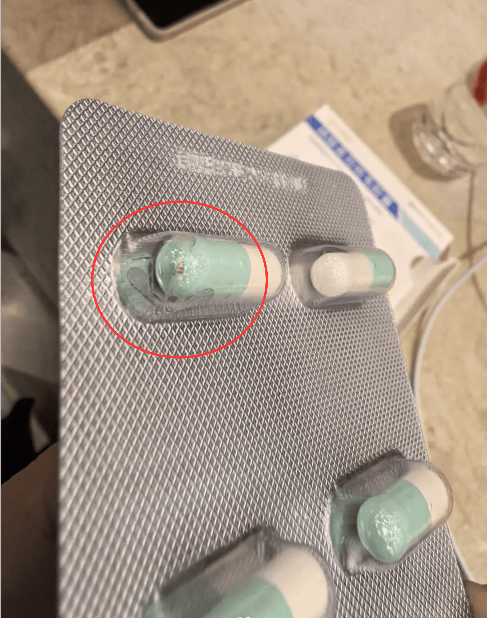 如何申请皇冠信用盘_武汉一市民购奥司他韦胶囊如何申请皇冠信用盘，泡罩内现完整飞虫，药房：属实，已换货