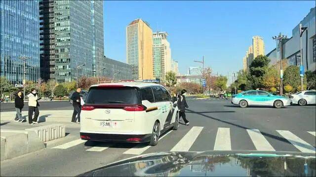 皇冠足球平台代理申请_河南法院警车疑在杭州违停闯红灯皇冠足球平台代理申请！杭州交警：将核查