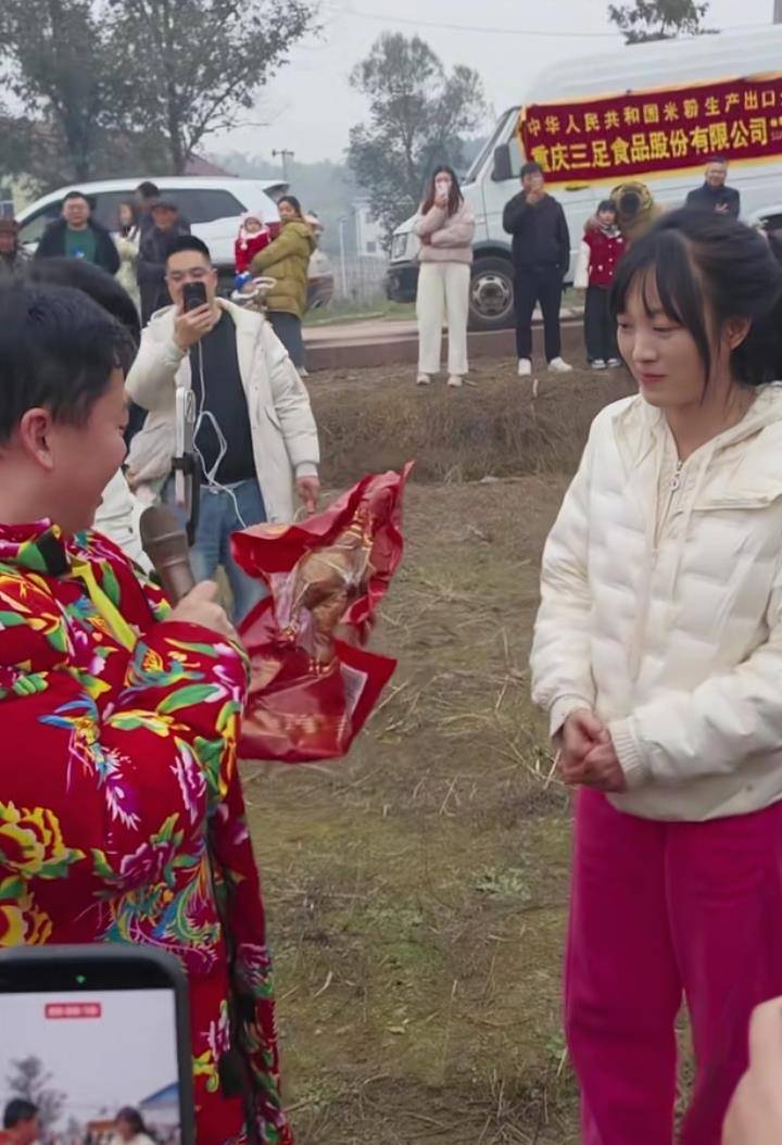 皇冠账号注册_重庆一女子不会杀猪网上求助皇冠账号注册，上千网友驱车来帮忙，10万人在线围观！村干部：宰了5头猪吃流水席