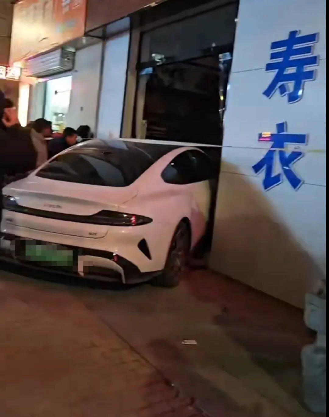 怎么申请皇冠信用网_山西长治一小米SU7冲进寿衣店怎么申请皇冠信用网，店主：寿衣店受到一定程度损毁，目前已闭店；交警：确有一起涉小米汽车交通事故