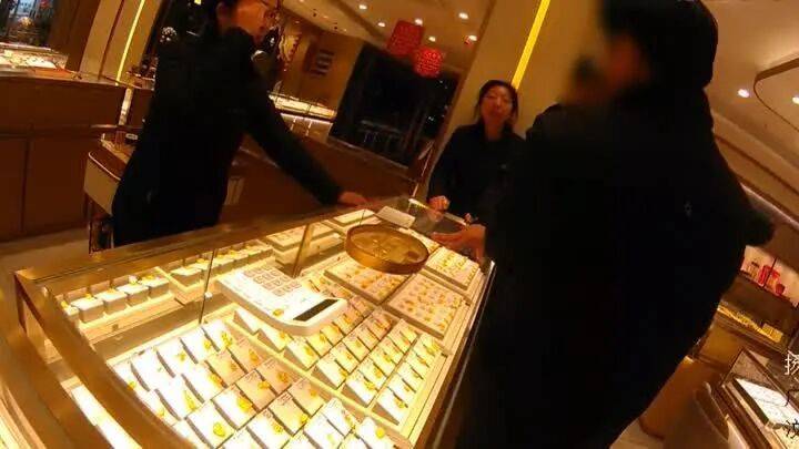皇冠信用网会员注册_老人狂买26万元金条皇冠信用网会员注册！扬州一金店员工暗中报警