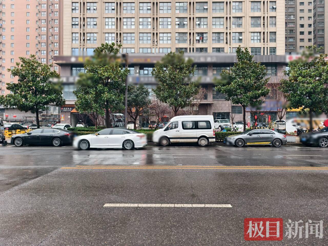世界杯皇冠足球平台 _西安街头一新能源车凌晨突发爆响世界杯皇冠足球平台 ，挡风玻璃震裂掉落，车企客服称车内有不安全物品，警方介入调查，网传部分信息与实际不符