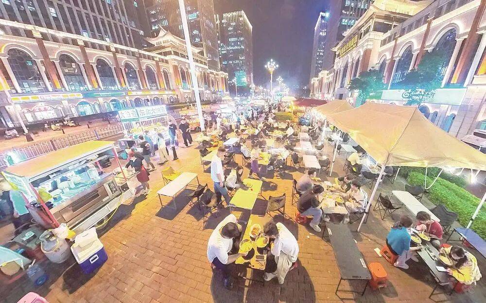 皇冠信用网需要押金吗_“厦门最大夜市一条街”每晚近百摊位铺开皇冠信用网需要押金吗,喧闹过后摊主及时清理垃圾、清洁路面恢复宁静,厦门夜市如何“管”出活力?多方发声