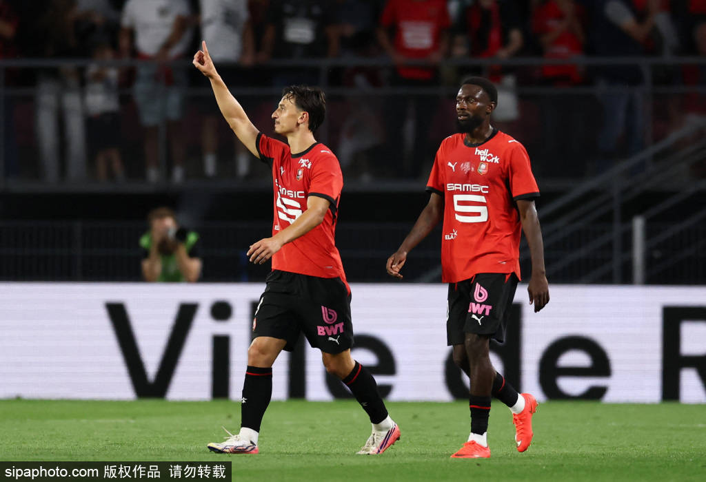 皇冠信用网_克雷桑18秒闪击与红牌风波:山东泰山1-0深圳新鹏城上半场战报
